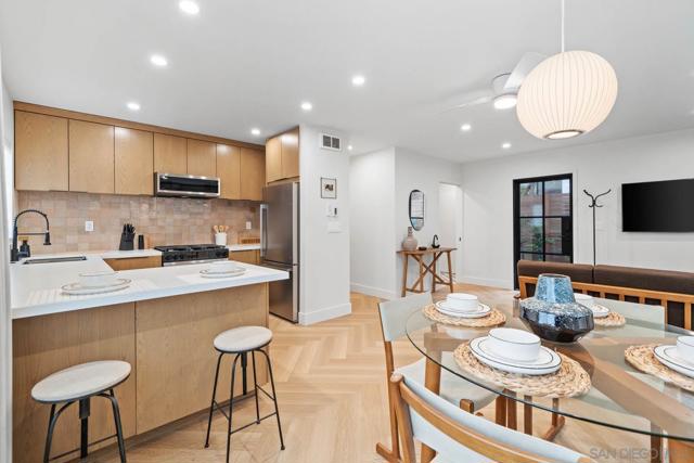 7372 76 Fay Ave, La Jolla CA: https://media.crmls.org/mediaz/72c6072f-b960-45ce-be57-52bbd761533b.jpg