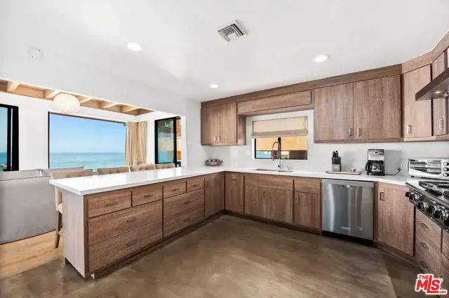 24608 Malibu Road, Malibu CA: https://media.crmls.org/mediaz/72c6101a-2c79-448c-bd7e-d30e214d25b3.jpg