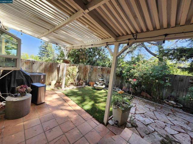 312 Wildcroft Dr, Martinez CA: https://media.crmls.org/mediaz/72c67922-a4c0-418c-804b-9d3dd495b2b1.jpg
