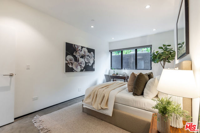 520 Broadway Street, Venice CA: https://media.crmls.org/mediaz/72c849a2-ba05-4d7c-b94a-cfa1fc994427.jpg