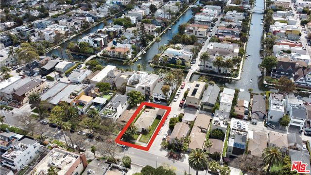 2403 Ocean Avenue, Venice CA: https://media.crmls.org/mediaz/72c85c99-b68d-419e-bd19-8c862c57710d.jpg