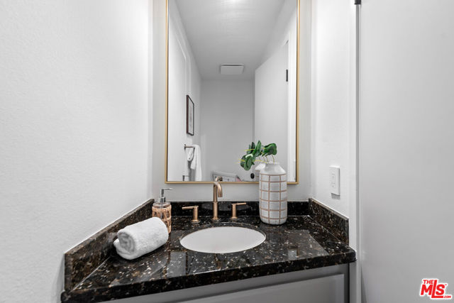 3516 Via Dolce, Marina del Rey CA: https://media.crmls.org/mediaz/72c907e0-2952-44f3-964b-ddd44e0d2778.jpg