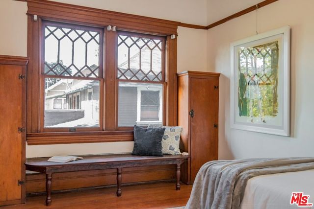 2057 S Oxford Avenue, Los Angeles CA: https://media.crmls.org/mediaz/72c90bef-edbc-415d-85d7-f1d0bc04031b.jpg