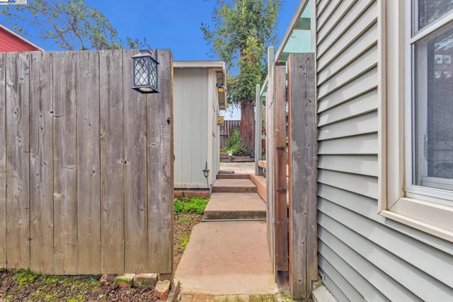 2019 E St, Hayward CA: https://media.crmls.org/mediaz/72c94044-95ab-4d7f-89e0-a49b601f4123.jpg