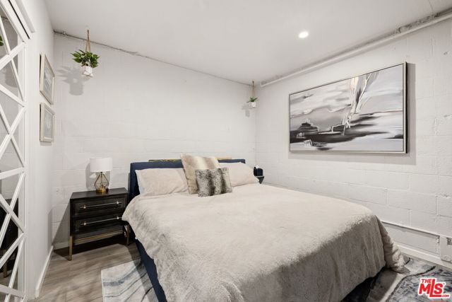 2014 Pacific Avenue, Venice CA: https://media.crmls.org/mediaz/72cb82bd-8e4c-4c2f-b0d4-e592870ea019.jpg