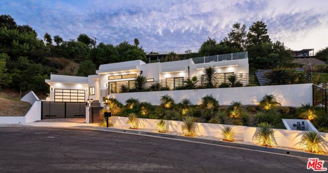 4637 Dunas Lane, Tarzana CA: https://media.crmls.org/mediaz/72cc4197-9ce9-449e-b809-6293ad253554.jpg