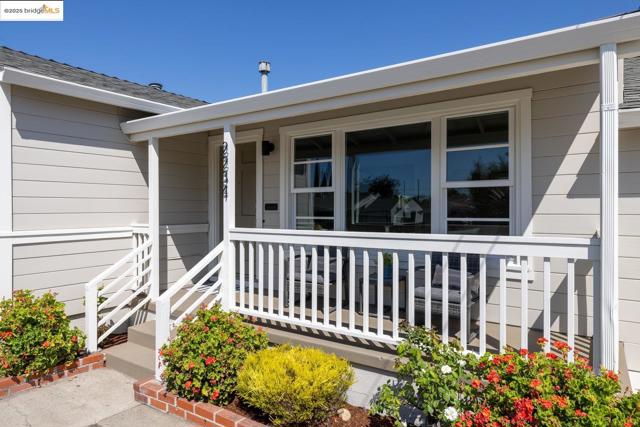 2234 Lobert St, Castro Valley CA: https://media.crmls.org/mediaz/72cc7530-efed-42d8-8e3f-916f531ca208.jpg