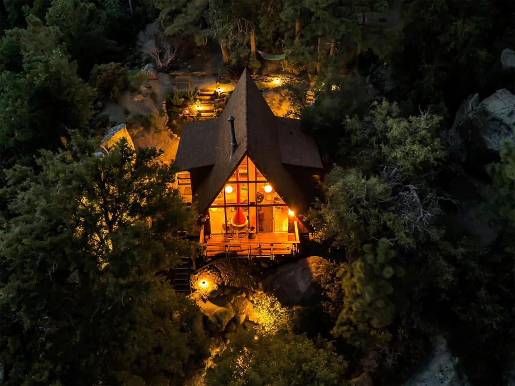 https://media.crmls.org/mediaz/72ccf993-3bcd-4193-9475-9069716c9db1.jpg?preset=X-Large