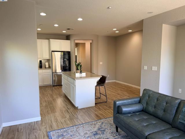 1611 Marina, Brentwood CA: https://media.crmls.org/mediaz/72cd33ce-3372-4489-a6cc-b360ef82d24b.jpg