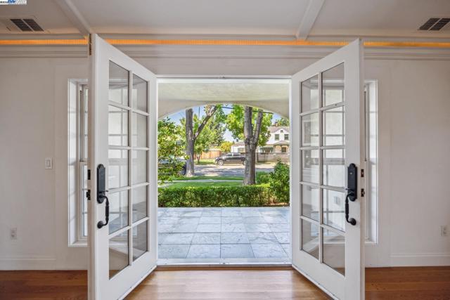 628 Saint Mary St, Pleasanton CA: https://media.crmls.org/mediaz/72ce1d41-a26b-4063-9849-b764728db81b.jpg