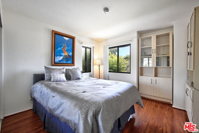 11911 Magnolia Boulevard, Valley Village CA: https://media.crmls.org/mediaz/72ce2dae-d079-4f2f-b615-e1552334b6b1.jpg