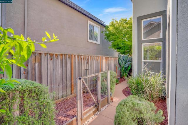 1109 Brittany Hills Ct, Martinez CA: https://media.crmls.org/mediaz/72cef01a-9bbf-43d5-8dce-635cbb383537.jpg
