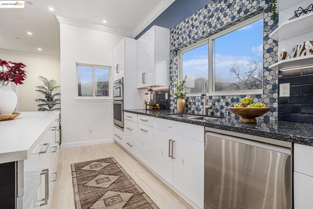 130 Arbor View Ln, Lafayette CA: https://media.crmls.org/mediaz/72cf2273-78eb-45d9-b281-6f77cfc8f0f2.jpg