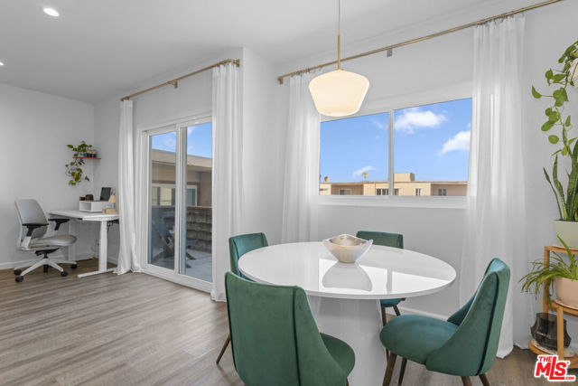 5414 Newcastle Avenue, Encino CA: https://media.crmls.org/mediaz/72cfa295-53da-45d8-9290-17e4faa60c4c.jpg