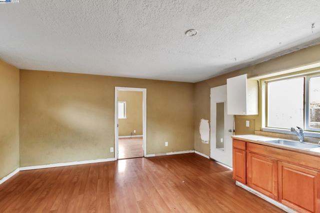 6547 Dairy Ave, Newark CA: https://media.crmls.org/mediaz/72cfa4b3-cc58-482f-8edd-6defced17831.jpg