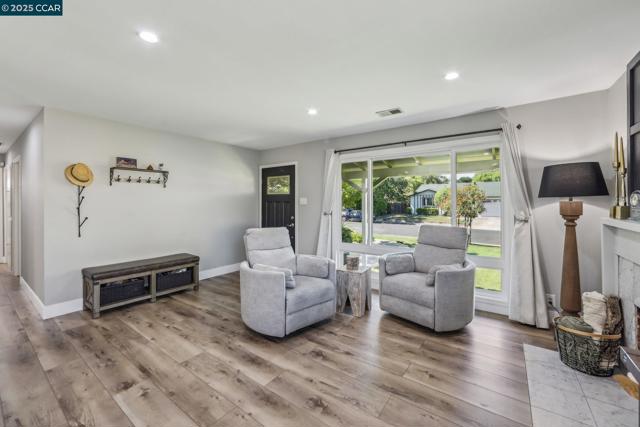 5521 Alaska Dr, Concord CA: https://media.crmls.org/mediaz/72d034ae-d4d5-4b83-ae42-e6a0d5466e7d.jpg
