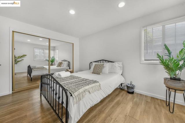 2162 35th Avenue, Oakland CA: https://media.crmls.org/mediaz/72d08837-a9ef-4e39-89ce-c60f61b21e66.jpg