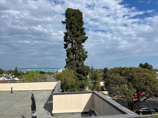 256 B Ave, Coronado CA: https://media.crmls.org/mediaz/72d0a799-08af-4609-9a0c-372392c1788b.jpg