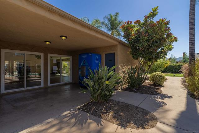 1386 E Madison Ave, El Cajon CA: https://media.crmls.org/mediaz/72d0e7b7-3cc8-4e36-a009-782afd34e6c5.jpg