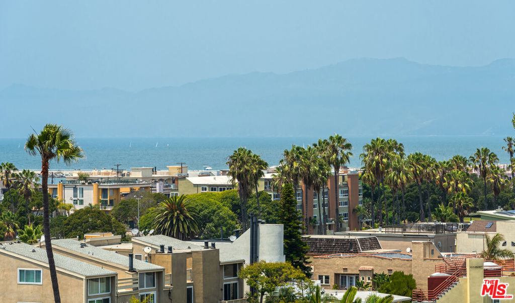 https://media.crmls.org/mediaz/72d11d5b-709e-486d-b274-1b38d4afad71.jpg?preset=X-Large