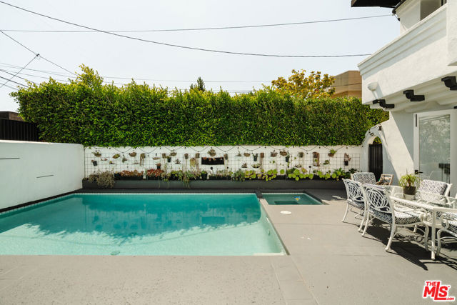 609 21st Place, Santa Monica CA: https://media.crmls.org/mediaz/72d23bfa-dd9f-4153-8eb9-a3acf9586b7e.jpg