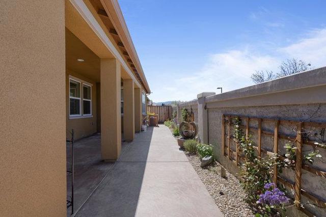 2008 White Oak Drive, Hollister CA: https://media.crmls.org/mediaz/72d2b459-6f3e-4fae-bf26-2cf0120c4e04.jpg