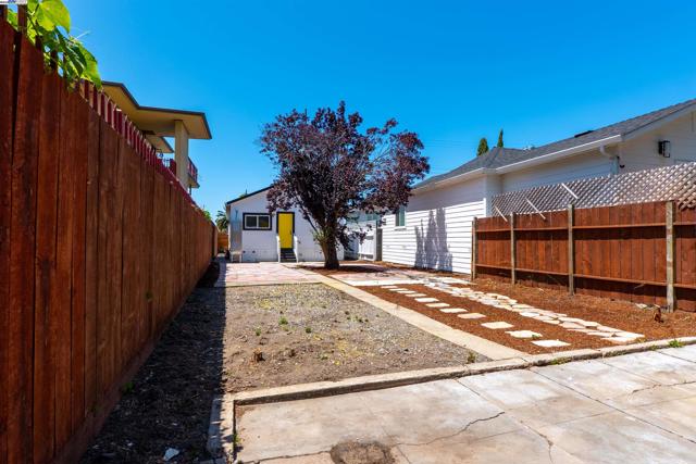 1276 64Th Ave, Oakland CA: https://media.crmls.org/mediaz/72d2ecc2-4adc-41e5-924d-c60e63378625.jpg