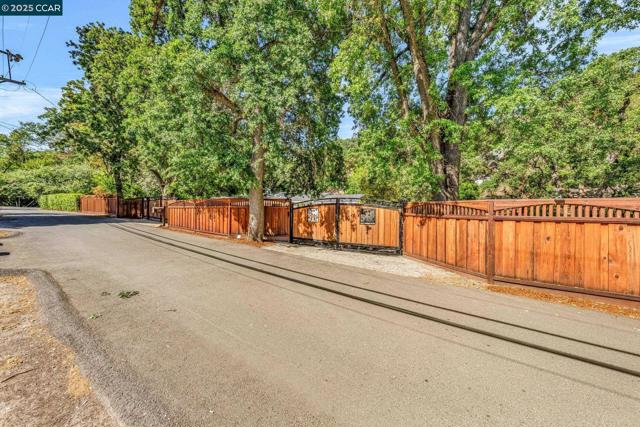 205 Castle Hill Ranch Rd, Walnut Creek CA: https://media.crmls.org/mediaz/72d4c91b-4413-4737-af79-a9cb2942aecd.jpg