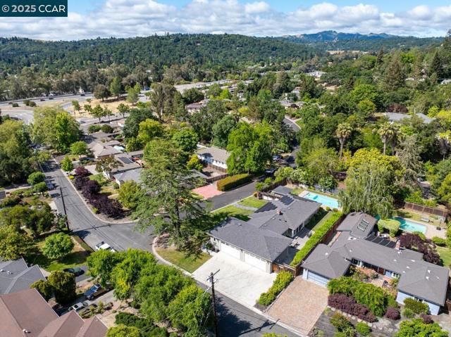 1100 Hillcrest Dr, Lafayette CA: https://media.crmls.org/mediaz/72d541c0-9971-4365-8150-3cfac2bb4315.jpg