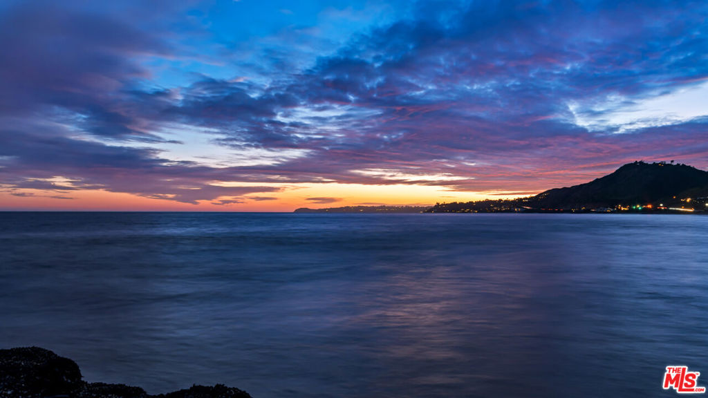 https://media.crmls.org/mediaz/72d59f35-de68-4c79-b1dc-2622c254094f.jpg?preset=X-Large