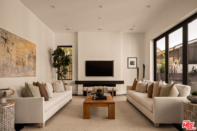 6607 Maryland Drive, Los Angeles CA: https://media.crmls.org/mediaz/72d5f47a-755f-4bc5-a3bd-1b39b4b811bc.jpg