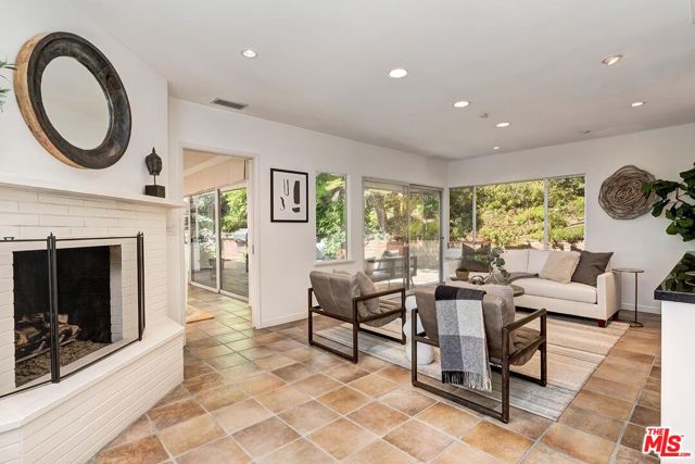 251 Ashdale Avenue, Los Angeles CA: https://media.crmls.org/mediaz/72d69262-02cc-47ad-812f-df0508072ae8.jpg