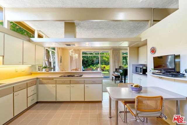 7545 Kimdale Lane, Los Angeles CA: https://media.crmls.org/mediaz/72d78bdc-ae31-4257-bb07-aba223077ad3.jpg