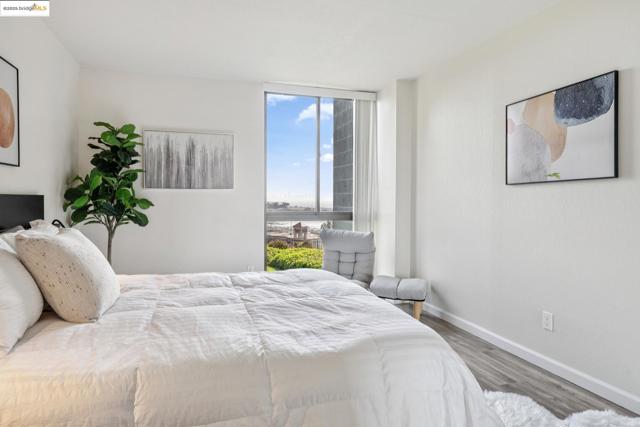 555 Pierce St, Albany CA: https://media.crmls.org/mediaz/72d7a4a6-35d8-4ca4-9dfc-14629bd4dbc8.jpg