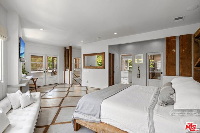8249 Marmont Lane, Los Angeles CA: https://media.crmls.org/mediaz/72d7ced0-4295-4ad0-b491-18d94908bc01.jpg