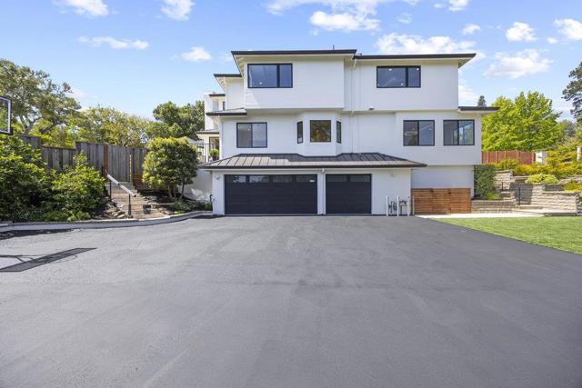 1095 Macadamia Drive, Hillsborough CA: https://media.crmls.org/mediaz/72d7d89d-e2ad-4620-8519-d1d93142f468.jpg