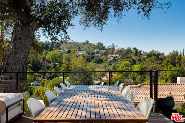 13513 Cheltenham Drive, Sherman Oaks CA: https://media.crmls.org/mediaz/72d82207-5069-43b0-ab59-c81736da0361.jpg