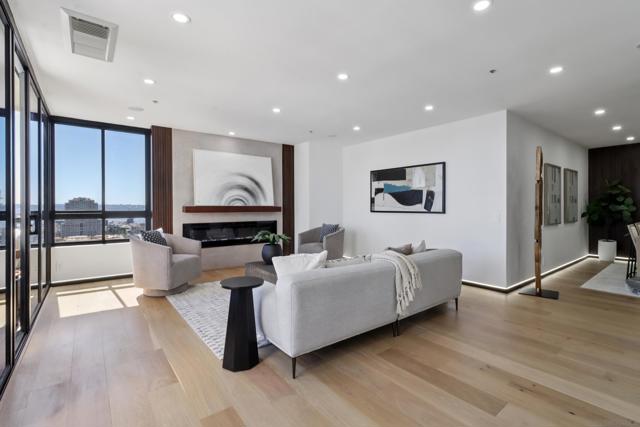 700 Front St, San Diego CA: https://media.crmls.org/mediaz/72d89649-799b-412e-b15a-e2e8d40a3ab7.jpg