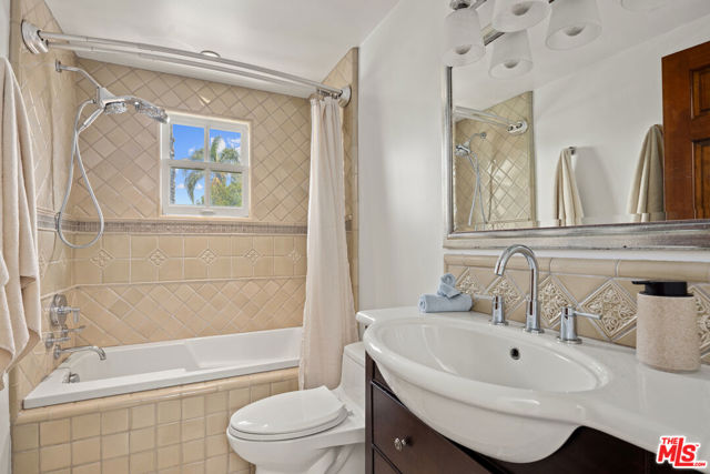1100 21st Street, Santa Monica CA: https://media.crmls.org/mediaz/72d89e1f-ce19-449b-bbdc-1961d7c92791.jpg