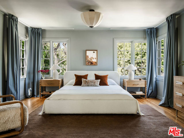 131 S Arden Boulevard, Los Angeles CA: https://media.crmls.org/mediaz/72d8b601-b473-4e37-b2f4-e887723fda0b.jpg