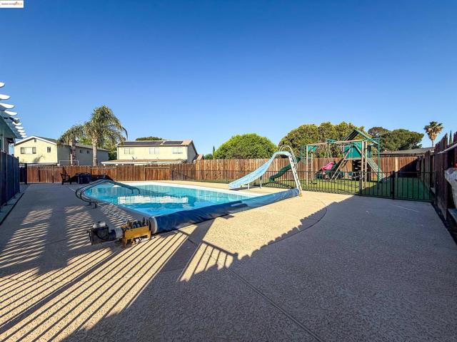 166 Norman Ct, Tracy CA: https://media.crmls.org/mediaz/72d94156-cb3a-4452-a975-51ec8006060e.jpg