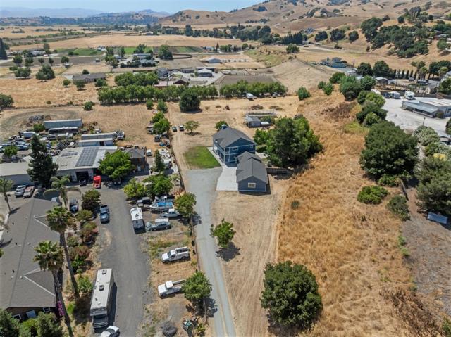 695 Hospital Road, Hollister CA: https://media.crmls.org/mediaz/72d95471-512d-4ff8-adbe-f0fd29521b11.jpg