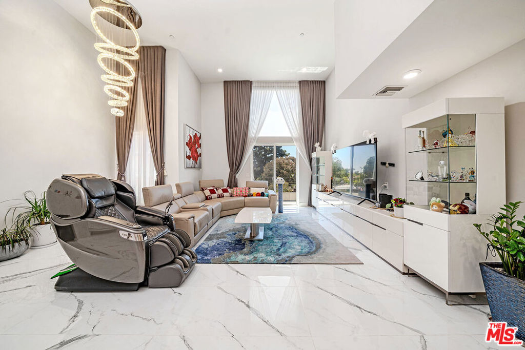 https://media.crmls.org/mediaz/72d9ab4a-deee-4f26-bed1-98590a699ff6.jpg?preset=X-Large