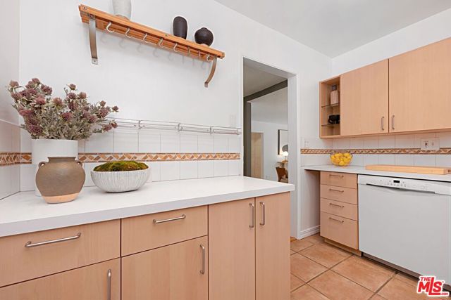 832 Euclid Street, Santa Monica CA: https://media.crmls.org/mediaz/72d9ea03-2026-4bb3-ab66-8e21984c8652.jpg