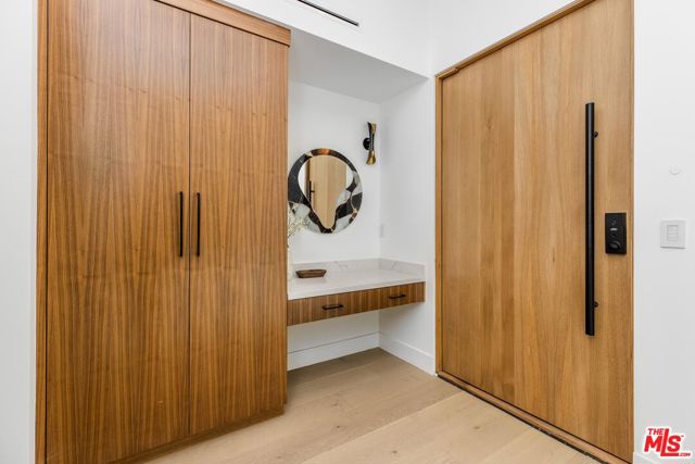 14899 Round Valley Drive, Sherman Oaks CA: https://media.crmls.org/mediaz/72dad13e-1e04-4f64-ac63-d3b4bd69de63.jpg