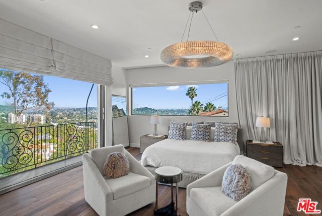 4733 Bonvue Avenue, Los Angeles CA: https://media.crmls.org/mediaz/72dba962-23aa-4738-8e0f-251749a0b2f7.jpg