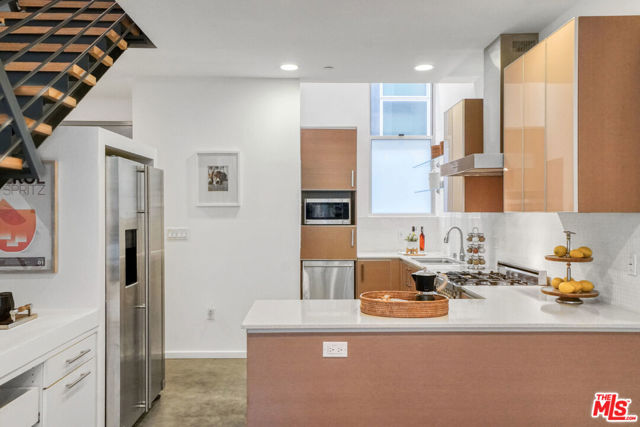 1220 N Orange Grove Avenue, West Hollywood CA: https://media.crmls.org/mediaz/72dd7e7b-4b3e-4961-b897-7285cc908d2d.jpg
