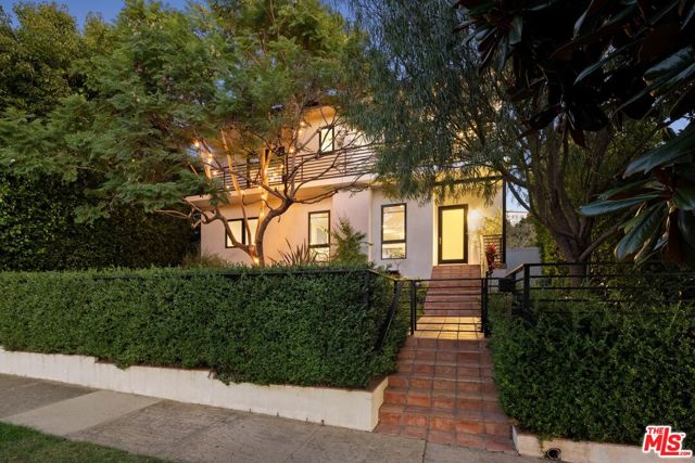 582 Radcliffe Avenue, Pacific Palisades CA: https://media.crmls.org/mediaz/72dee29b-e13c-4e73-a8e2-fe1380c2c464.jpg
