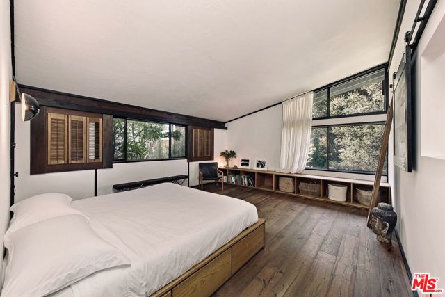 625 Reithe Avenue, Calabasas CA: https://media.crmls.org/mediaz/72df8ccd-9598-4eff-a96c-74d7c5300e1c.jpg
