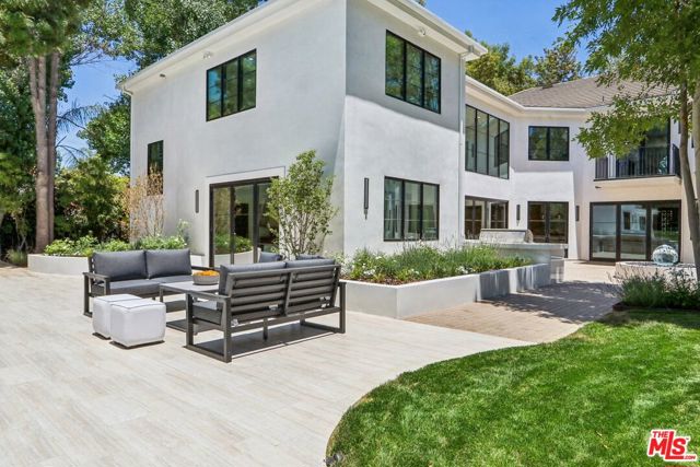 4261 Temma Court, Calabasas CA: https://media.crmls.org/mediaz/72e08bfe-75da-459b-8e5f-0a94fcc2efa9.jpg